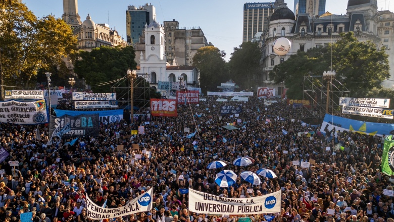"Con las universidades públicas no": una masiva marcha nacional buscó ponerle un límite al plan "motosierra" de Milei